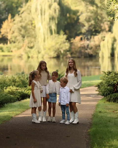 Familie op een pad langs het water